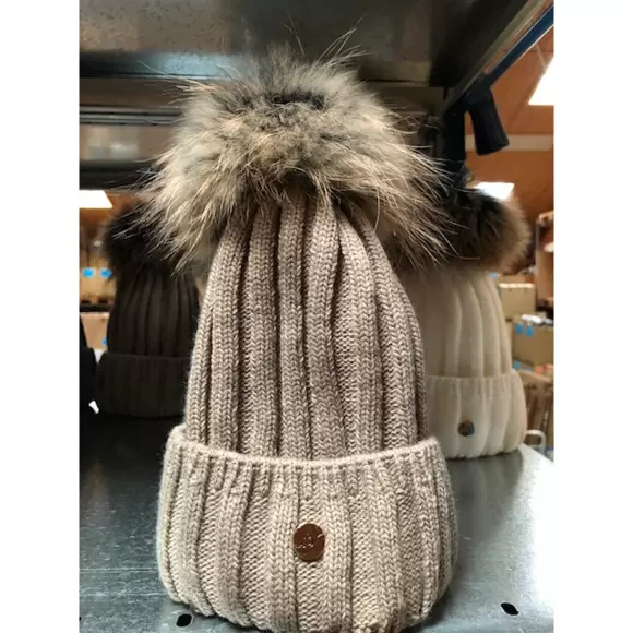 Charm - Strikhue M/Pelskvast, Beige