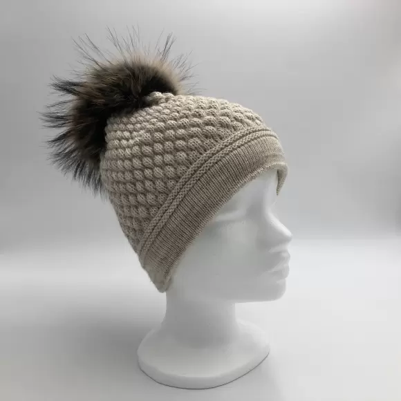 Charm - Strikhue M/Pelskvast, Beige