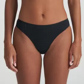 Avero Tai, Black