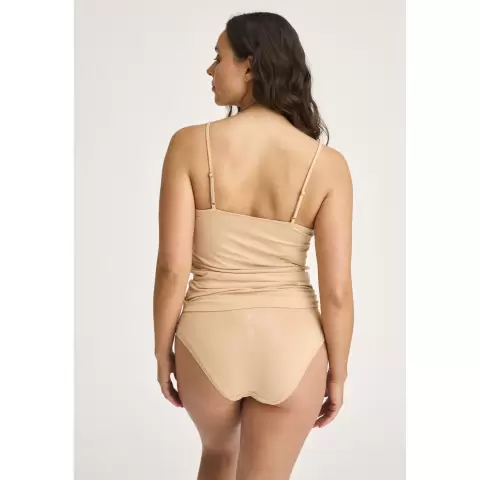 Tai Bambus, Nude
